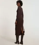 Vestido midi de punto negro con cuello polo, escote en V y manga larga.