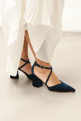 Zapato de gamuza azul marino con escote en V, tiras cruzadas diagonales y taco cuadrado de 8cm.