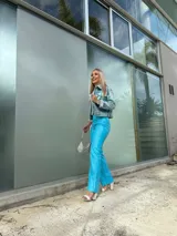 Pantalón de cuero ecológico color fucsia, con cierre y botón metálico, bolsillos laterales y detalle de estrella en la parte trasera.