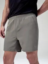 Bermuda deportiva color gris con cintura elástica y bolsillos laterales.
