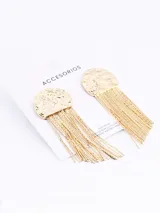 Aros colgantes dorados con forma circular martillada y flecos de cadenas.