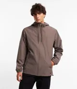 Campera rompevientos color verde oliva, con capucha ajustable con cordón, cierre frontal con cremallera, bolsillos laterales con cremallera y puños elásticos.