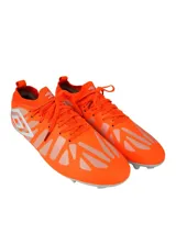 Championes de fútbol Umbro Beat HG, color naranja con detalles en blanco.