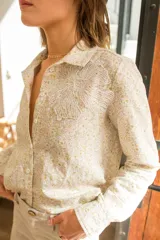 Camisa de lino con estampado de flores liberty y aplique bordado de flor de encaje.