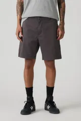 Bermuda de gabardina color gris oscuro, corte relaxed, con bolsillos laterales y traseros.