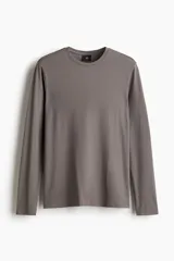 Remera gris de punto liviano de mezcla de algodón, de corte ajustado, con cuello redondo ribeteado y bajo recto.