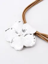 Collar con colgante de flor plateada y cordones finos color beige.