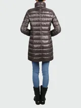 Campera larga Herno modelo María, confeccionada en nylon ultraligero color gris, con cuello alto, cierre frontal con cremallera y bolsillos con solapa.