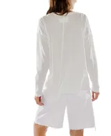 Camiseta básica de manga larga, color blanco, con silueta cuadrada y ajuste ligeramente extragrande. Confeccionada en algodón suave y liviano, presenta escote redondo y mangas caídas con costuras expuestas.