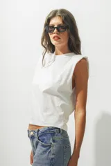 Musculosa blanca de algodón con sisas amplias y hombreras marcadas.