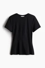 Remera negra entallada de punto interlock pesado, con cuello redondo, mangas cortas, pinzas en la cintura y bajo acampanado.