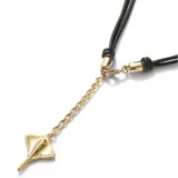 Colgante con dije de mantarraya de aleación de metales bañado en oro 18k y cordón de cuero negro.
