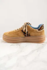Zapatilla de cuero color camel, con detalles de estampado animal y suela de goma.
