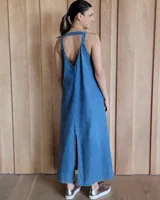 Vestido largo azul melange de corte imperio, con escote en V y breteles finos. Presenta una abertura lateral en la falda.