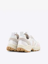 Zapatillas Veja Venturi color blanco con detalles en beige y suela color caramelo.