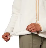 Polar de mujer Columbia modelo West Bend Full Zip, color blanco crema, con cierre frontal y cuello alto. Presenta un bolsillo en el pecho con solapa de tela lisa y cierre, y bolsillos laterales con cierre.