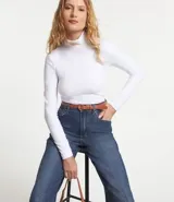 Blusa negra de algodón con cuello alto y mangas largas.