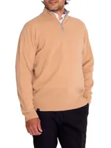 Sweater color beige de cuello alto con medio cierre, confeccionado en hilado italiano que combina lana extrafina y cashmere.