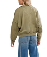 Buzo de algodón en tono verde oliva desgastado, con cuello polo abotonado y puños y ruedo de elástico.