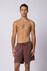 Short de baño color marrón confeccionado en microfibra de piel de durazno con cintura elástica y cordón ajustable.