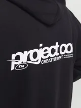 Buzo canguro negro con capucha, mangas largas, puños de canalé, bolsillo canguro y estampa en goma con el logo de la marca en el pecho.
