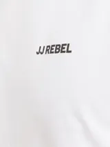 Camiseta blanca de manga corta y cuello redondo con logo 'JJ Rebel' estampado en el pecho.