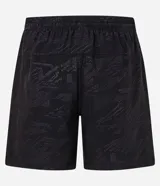 Bermuda deportiva masculina de poliéster reciclado certificado RCS, color negro, con cintura elástica y lazo ajustable. Presenta un estampado abstracto en tonos claros en la parte superior delantera.