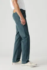 Pantalón de pana azul petróleo de corte recto, con tiro medio y cinco bolsillos.