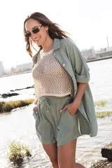 Short negro de tiro alto, corte suelto, con elástico y cordón en la cintura.