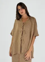 Saco tejido en hilo de lino color blanco, de mangas cortas y corte holgado.