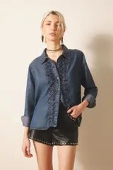 Camisa de calce recto y manga larga confeccionada en tencel con bordados.