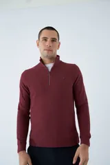 Buzo de hombre azul marino con medio cierre, cuello alto y logo estampado en el pecho. Corte regular y mangas largas.