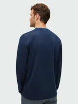 Remera de manga larga azul oscuro de algodón con cuello redondo.