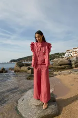 Pantalón palazzo color crudo, confeccionado en lino 100%.