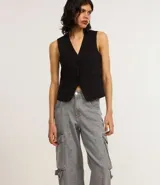 Pantalón recto de jeans gris oscuro, con bolsillos cargo laterales y cintura con trabillas.