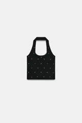 Top negro de punto con cuello halter y escote redondo. Detalle de tachas plateadas a contraste.