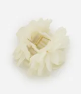 Pinza para el pelo con forma de flor color crema, confeccionada en tejido de poliéster.