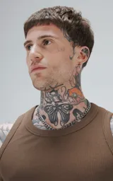 Musculosa marrón de morley con corte slim fit.