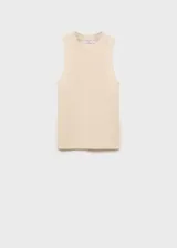 Chaleco de punto color crema, con cuello redondo y diseño sin mangas. Ajustado al cuerpo y con cinturón fino de cuero marrón.