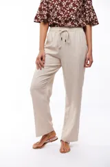 Pantalón de viscosa y lino color beige, de corte recto, con cintura elástica y cordón ajustable.