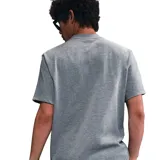 Remera manga corta gris con cuello henley y logo de Nike bordado en blanco en el pecho. Corte clásico.