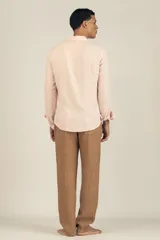 Pantalón de lino color tabaco, con cintura elástica y cordón ajustable.