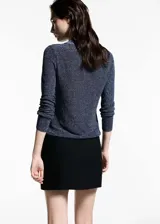 Cárdigan azul con brillos, de tejido de punto fino, cuello camisero y cierre frontal con botones.