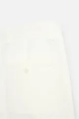 Pantalón chino color crema de corte recto, confeccionado en tejido de algodón con elasticidad. Cuenta con bolsillos frontales y traseros de plastrón con botón. Cierre frontal con cremallera y botón.