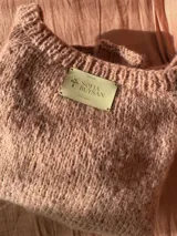 Buzo tejido a mano en Uruguay, color marrón, de mohair, poliamida y acrílico.