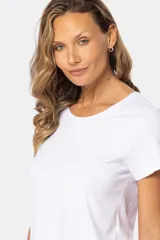 Remera blanca de algodón con cuello redondo y mangas cortas.