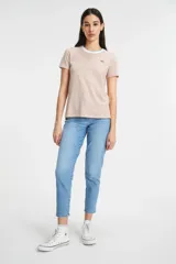 Pantalón jean de tiro alto color celeste claro, corte tapered y largo al tobillo.