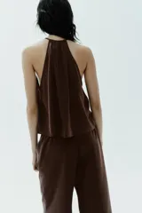 Top marrón con cuello halter ajustable con lazada.