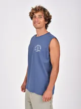 Musculosa sin mangas color azul, con cuello redondo y estampado frontal con texto en blanco.