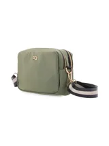 Bandolera rectangular color verde oliva, de tela acolchada con logo metálico de la marca. Tiene correa textil regulable a rayas horizontales en blanco, negro y gris.